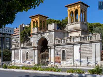 Ai lati del portale troviamo invece due strutture pi� basse con finestre arcuate, sovrastate da una balaustra in pietra